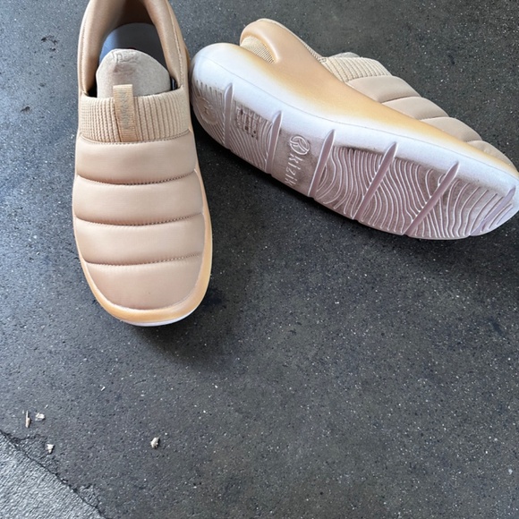 Shoes (Jet Puff) - Picture 3 of 6